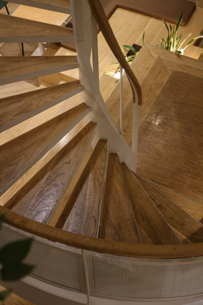 现代螺旋木楼梯图片下载