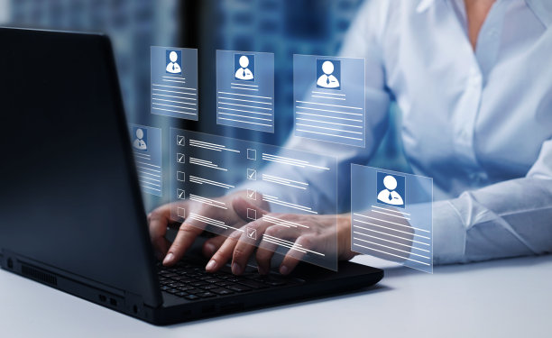 人力资源管理理念。员工必须完成在线调查表格。在剪贴板上标记了清单。图片下载