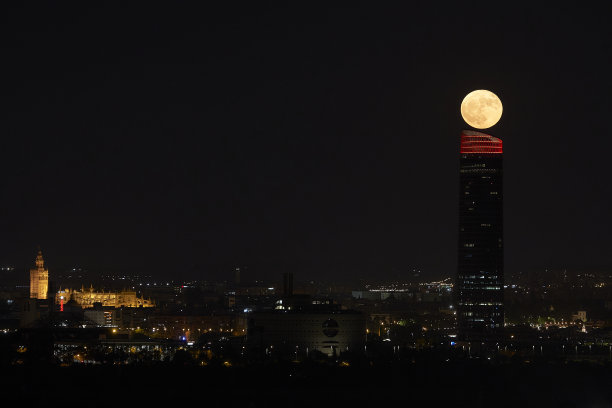 塞维利亚迷人的夜晚:满月，吉拉尔达，塞维利亚塔和广场España从卡马斯观看图片下载