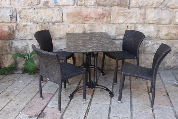 带4把椅子的餐桌，最多可容纳4个座位图片下载