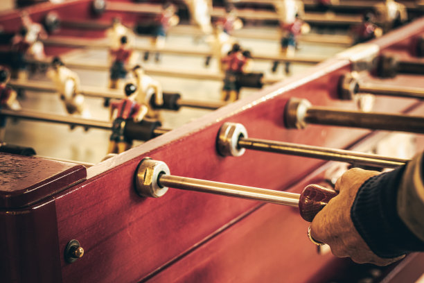 资深人士玩桌上足球的手的细节图片下载