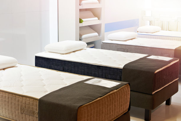 有床垫和枕头的现代床图片下载