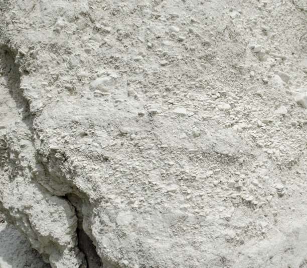 天然白垩矿物背景。小而光滑的方解石与白垩粘土混合在一起。自然界中的钙。天然白垩质地图片下载