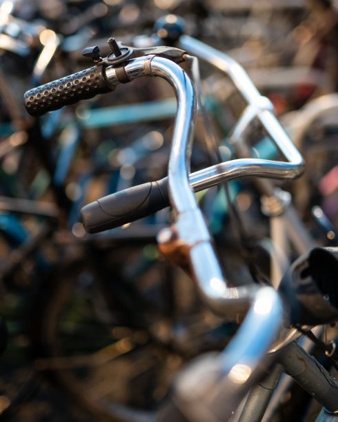 停放在阿姆斯特丹的自行车把手。图片下载