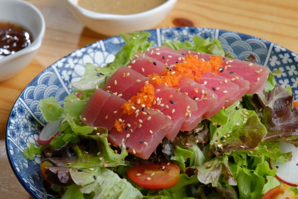 日式金枪鱼生鱼片沙拉装在日式图案的碗里，淋上日式酱油，上面撒上日式豆腐。图片下载