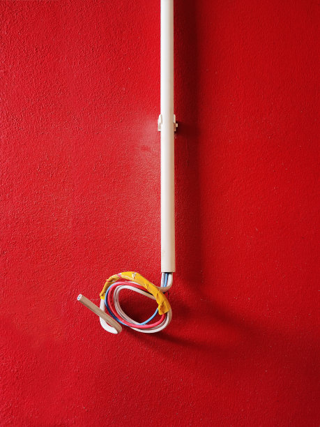 墙上的电线。黑色编织电源线插座图片下载