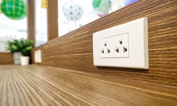 泰国曼谷购物中心冰淇淋店的手机或笔记本充电插座，免费提供给顾客图片下载