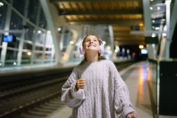 迷人的小女孩游客晚上在车站等火车图片下载
