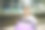 迷人的小女孩游客晚上在车站等火车图片下载