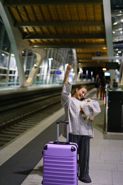 迷人的小女孩游客晚上在车站等火车图片下载