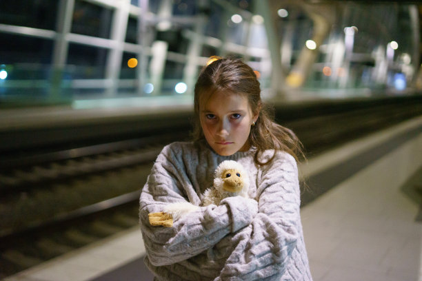 迷人的小女孩游客晚上在车站等火车图片下载