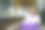 迷人的小女孩游客晚上在车站等火车图片下载
