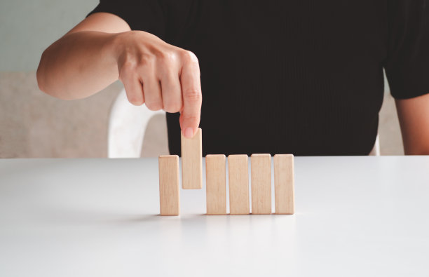 商人选择的木块。开发和规划商业成功战略。图片下载