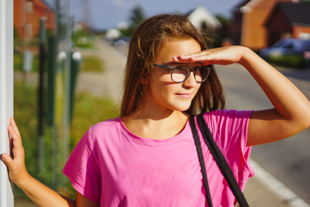 可爱的小女孩用遮阳帽牵着她的手看远处图片下载