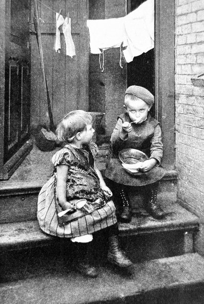 两个孩子在楼梯上吃东西图片下载