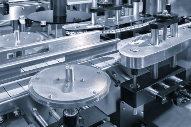 食品输送带。工厂用于生产食品。生产线用包装。食品在塑料包装上的输送机。食品生产概念图片下载