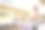 可爱的小女孩提着行李箱在车站等车图片下载
