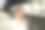 小时尚可爱的女孩在晚站等火车图片下载