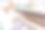 可爱的小女孩提着行李箱在车站等车图片下载