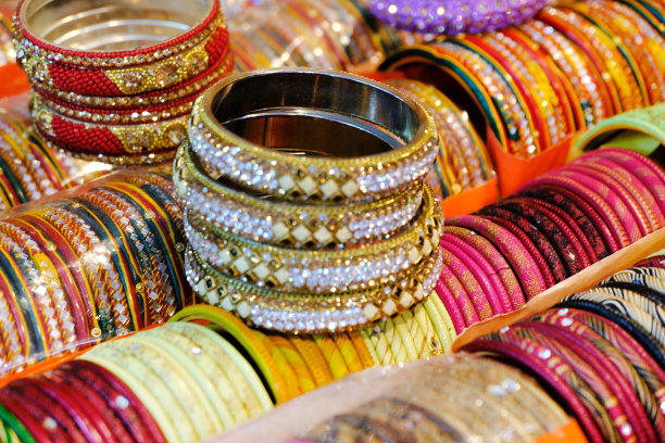 2022年4月17日，印度浦那，五颜六色的手镯陈列在女性商店，金属手镯陈列在货架上，一组一组的手镯。图片下载
