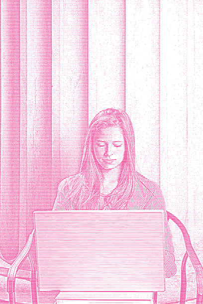 校园里的年轻女子，用笔记本电脑在线学习图片下载