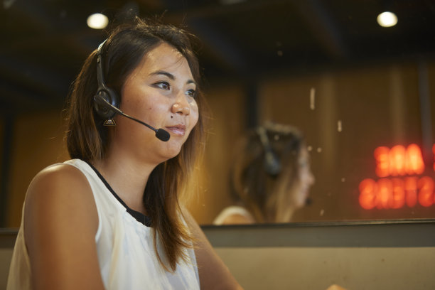 年轻的服务台工作人员正在与客户沟通图片下载