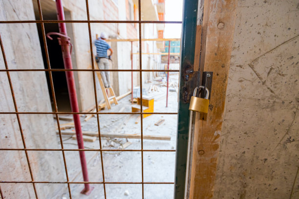 工地栅栏门上的挂锁被锁住了图片下载