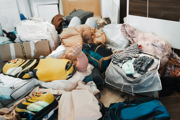 艰难的家庭旅行准备。搬家，打包，拆包很多东西，衣服，行李箱，家里的行李。很多包、bags.Mess障碍。假期旅行旅行的聚会图片下载