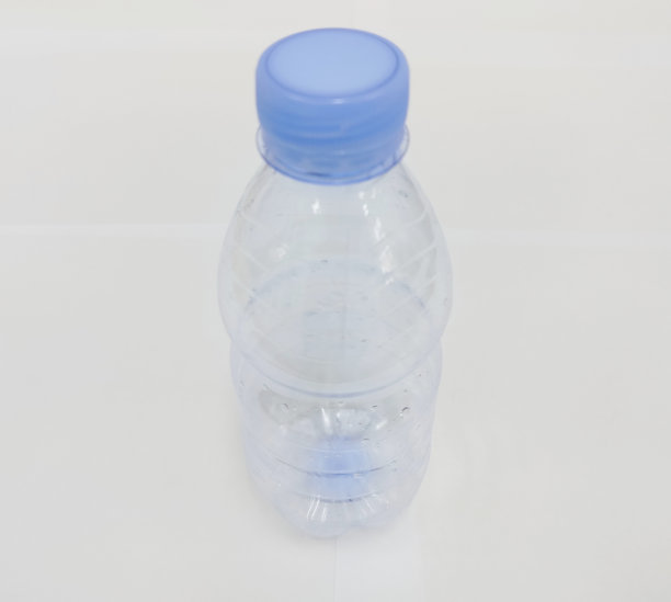 可回收矿泉水塑料瓶图片下载