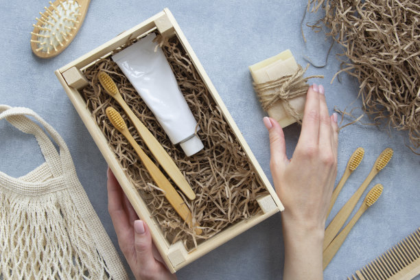 年轻女子正准备一套自然环保的牙齿用品礼盒。手工制作自制礼品篮。“零浪费”图片下载