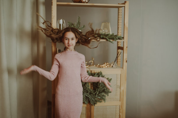 飞行的头发。头发蓬松的女孩。女孩玩头发图片下载