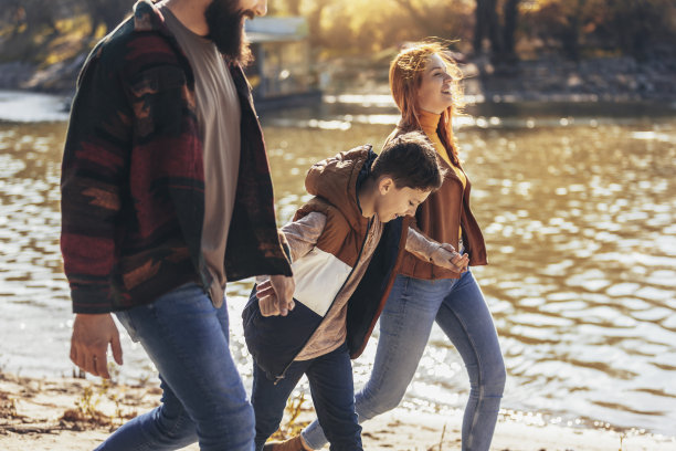 一家人在河边散步，在乡下度假图片下载