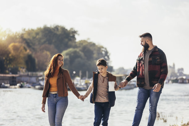 一家人在河边散步，在乡下度假图片下载