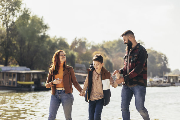 一家人在河边散步，在乡下度假图片下载