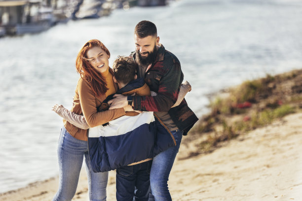 一家人在河边散步，在乡下度假图片下载