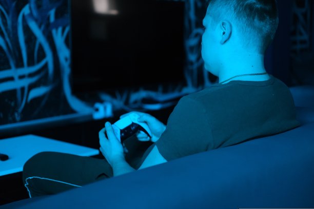 黑色的游戏室里有电脑、显示器、扶手椅。图片下载