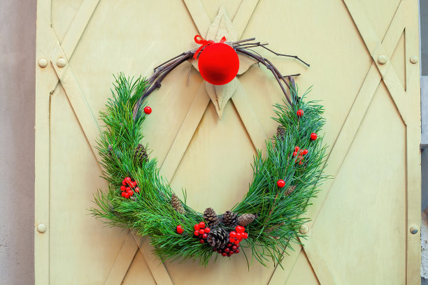 传统的圣诞花环，挂在房子百叶窗上的小玩意图片下载