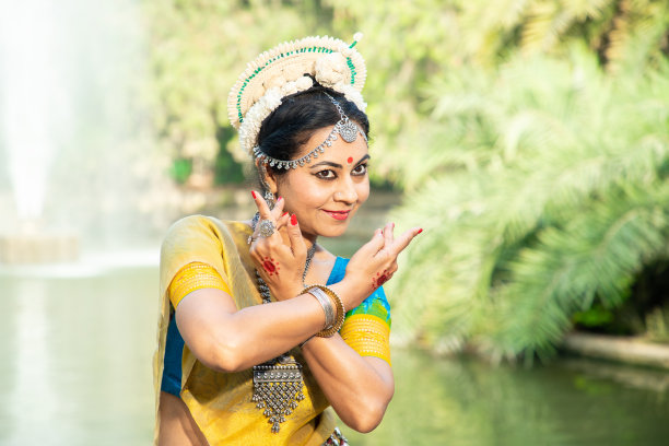 印度奥黛西舞蹈家在自然公园户外表演古典舞蹈。Orissi跳舞。印度的艺术和文化。图片下载