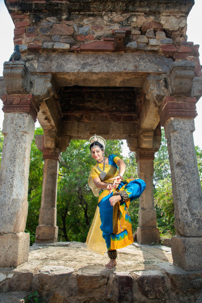 印度奥黛西舞蹈家在遗产地户外表演古典舞蹈。Orissi跳舞。印度的艺术和文化。特写镜头图片下载