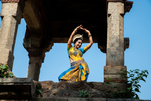 印度奥黛西舞蹈家在遗产地户外表演古典舞蹈。Orissi跳舞。印度的艺术和文化。图片下载
