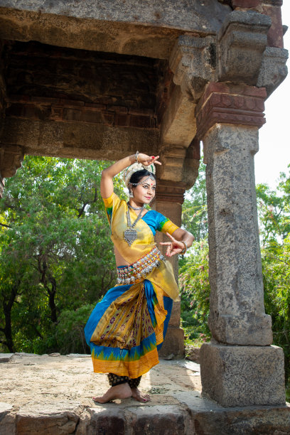 印度奥黛西舞蹈家在遗产地户外表演古典舞蹈。Orissi跳舞。印度的艺术和文化。特写镜头图片下载
