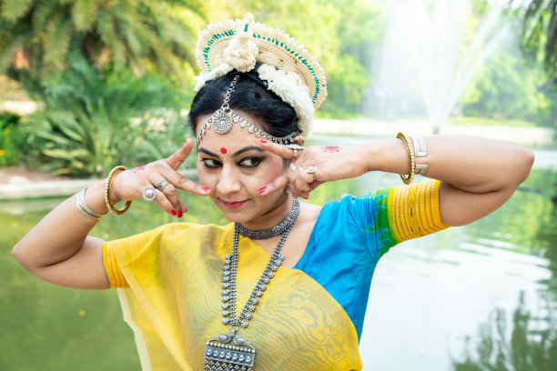 印度奥黛西舞蹈家在自然公园户外表演古典舞蹈。Orissi跳舞。印度的艺术和文化。图片下载