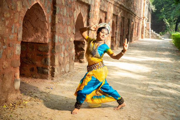 印度奥黛西舞蹈家在遗产地户外表演古典舞蹈。Orissi跳舞。印度的艺术和文化。图片下载