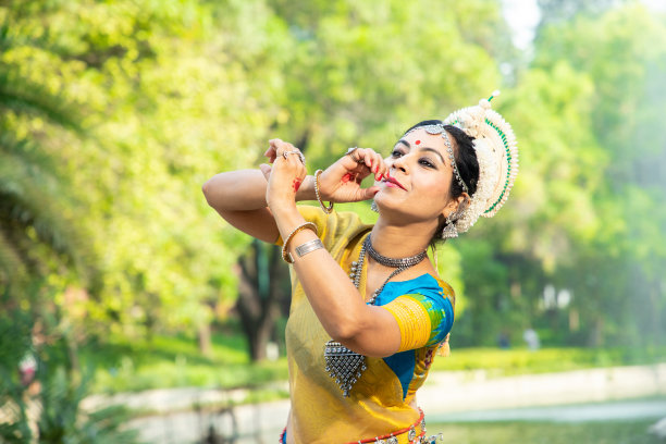 印度奥黛西舞蹈家在自然公园户外表演古典舞蹈。Orissi跳舞。印度的艺术和文化。图片下载