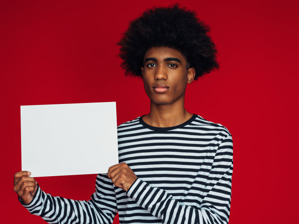 情绪激动的非洲裔美国人，留着非洲发型，举着白色标语图片下载