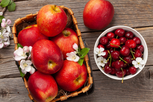 成熟的红苹果和樱桃图片下载