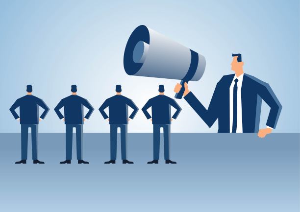 经理拿着扩音器对排队的小商人讲话，员工管理，企业文化，宣传和营销图片下载