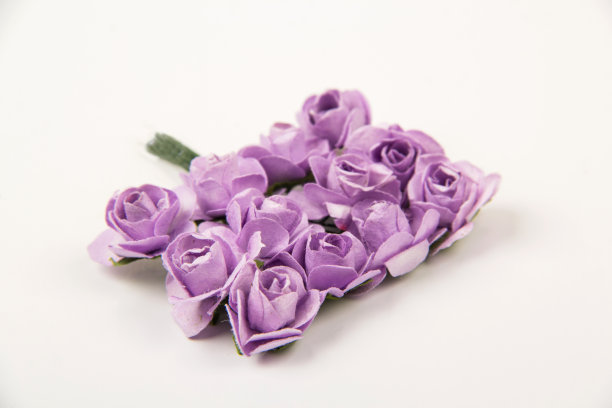 美丽的紫色婚礼胸花人造花在白色的背景图片下载