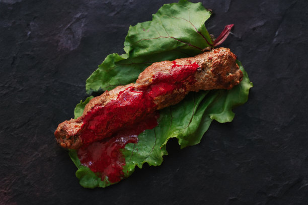 牛肉卷配牛肉酱。图片下载