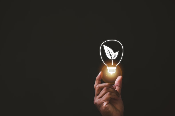 商人拿着发光的灯泡和思考清洁地球图标与复制空间的创意和解决问题的想法。图片下载